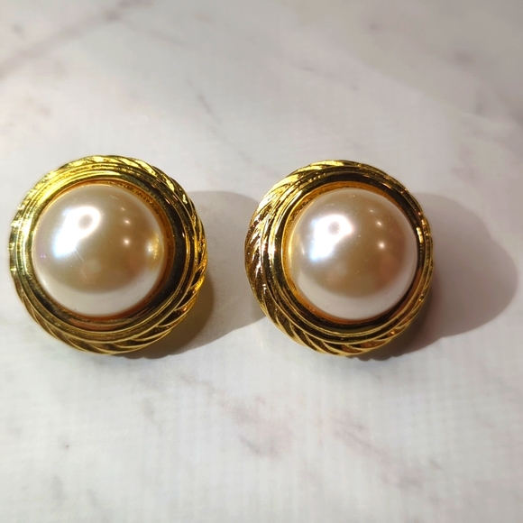 Jewelry Vintage Large Goldtoned And Faux Pearl Clip On Costume